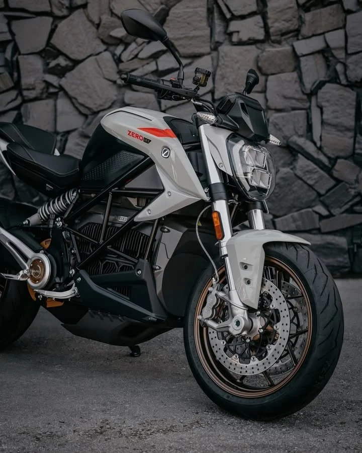 10 things we love about the 2025 Zero SR/F?
 
1️⃣ New Aileron + Coral color
2️⃣ Low-to-no maintenance
3️⃣ Extended Range Charging to combat range anxiety 🔋
4️⃣ Fully adjustable Showa suspension
5️⃣ 10L of tank storage + USB charging and under seat s