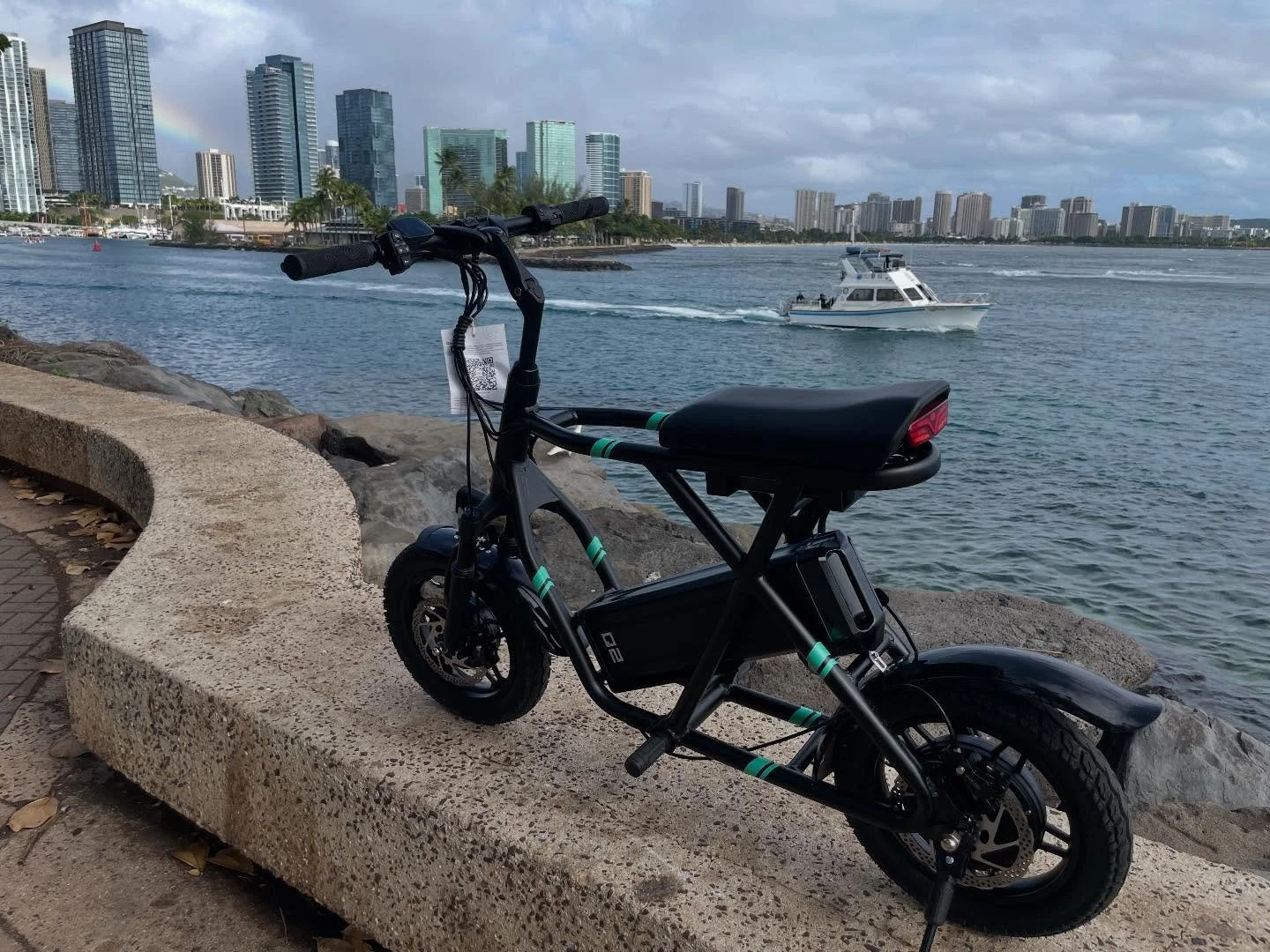 Meet the Fiido Q2 - the ultimate compact ride. Small enough to fit in your trunk, powerful enough to hit 30mph and pull with tons of power, thanks to its dual motors. Great for zipping around town or riding the rail.
