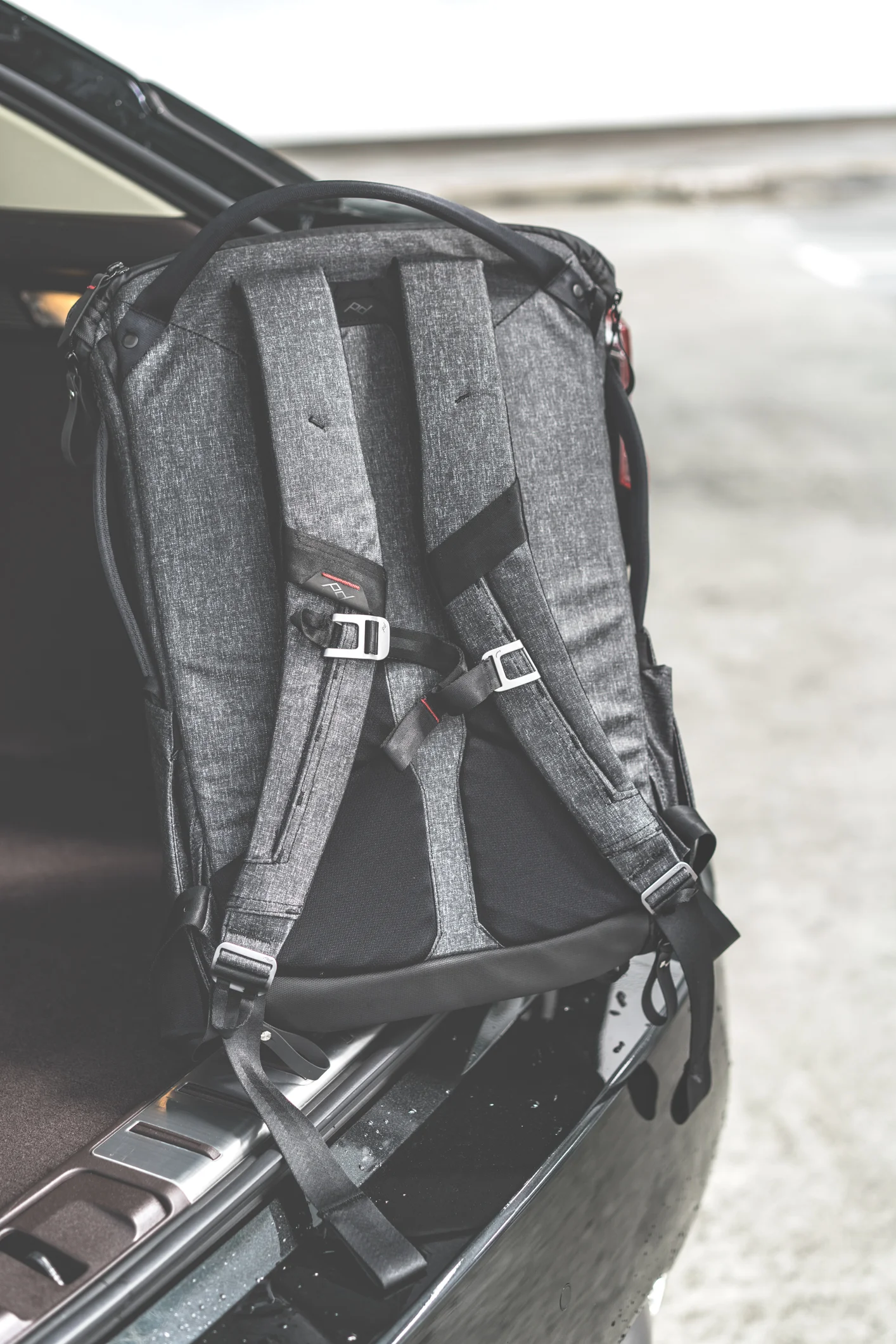 Easy-adjusting shoulder straps pivot at axial connection points to optimize comfort on all bodies. It allows to adjust the straps with a pull. 
