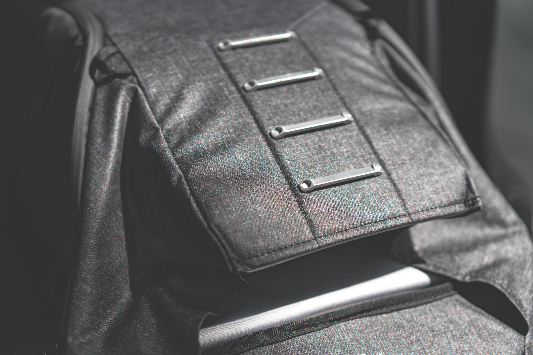 8L OF INTERNAL EXPANSION Multi-catchpoint MagLatch closure system allows top of bag to expand to carry more.
