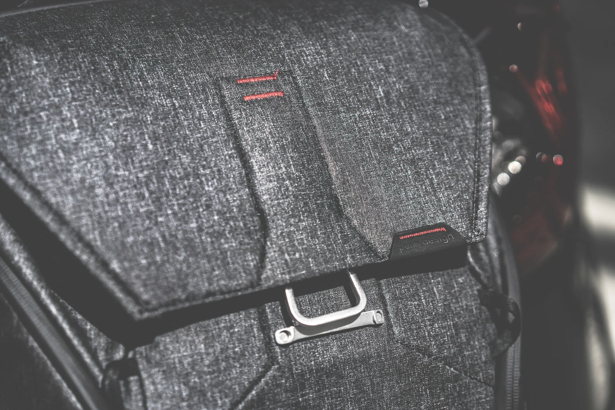 The innovative PATENT-PENDING MAGLATCH™ closure mechanism is a no-look, one-handed, quiet and secure bag closure system. It allows your to maximise the amount of things you can carry in the bag.