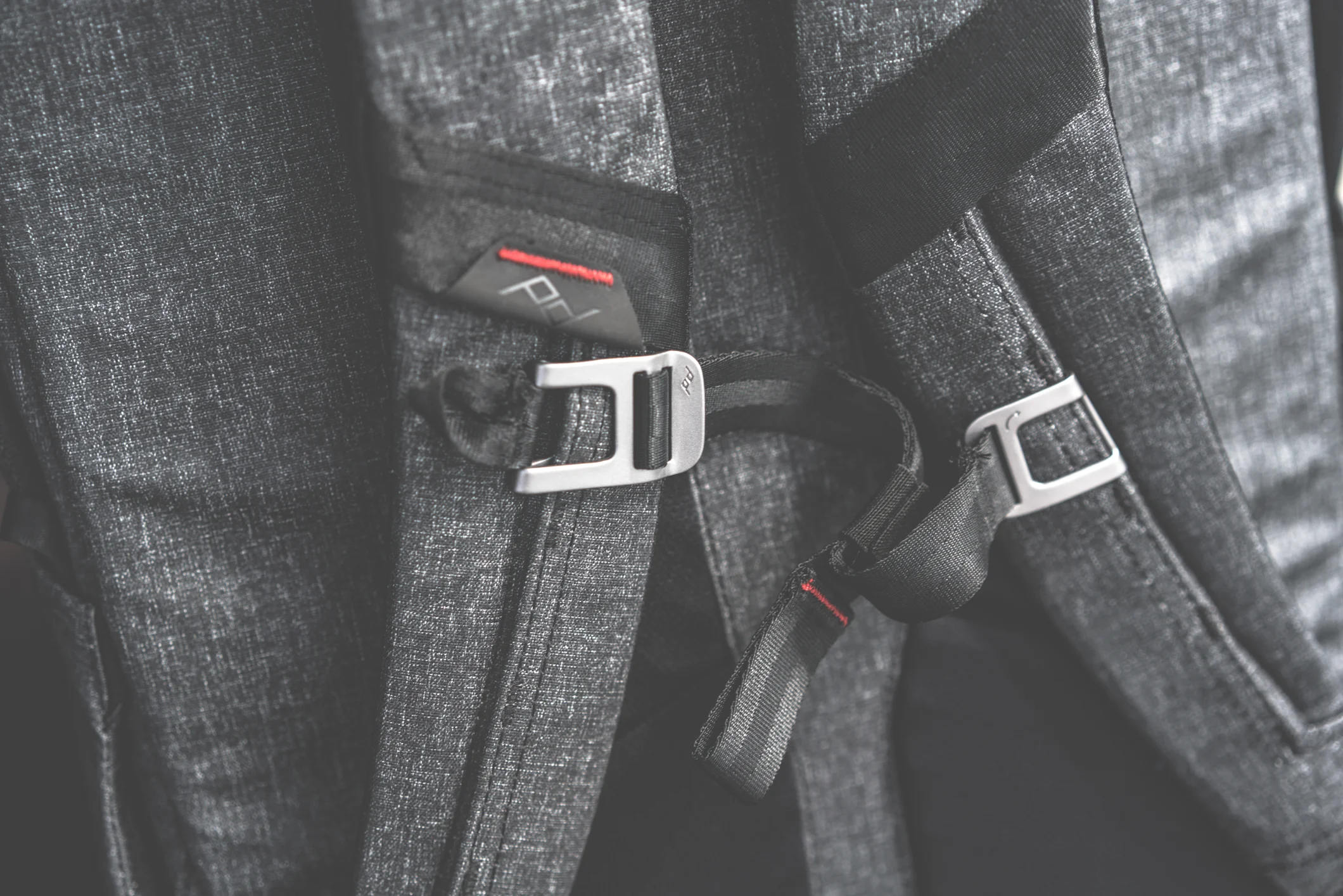 PAT. PENDING STERNUM STRAP Allows 1-handed attachment and release, and stows easily to prevent dangling strap ends