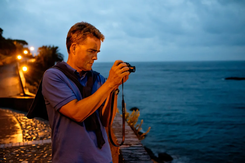 Kjetil på kveldsfotografering i havna.