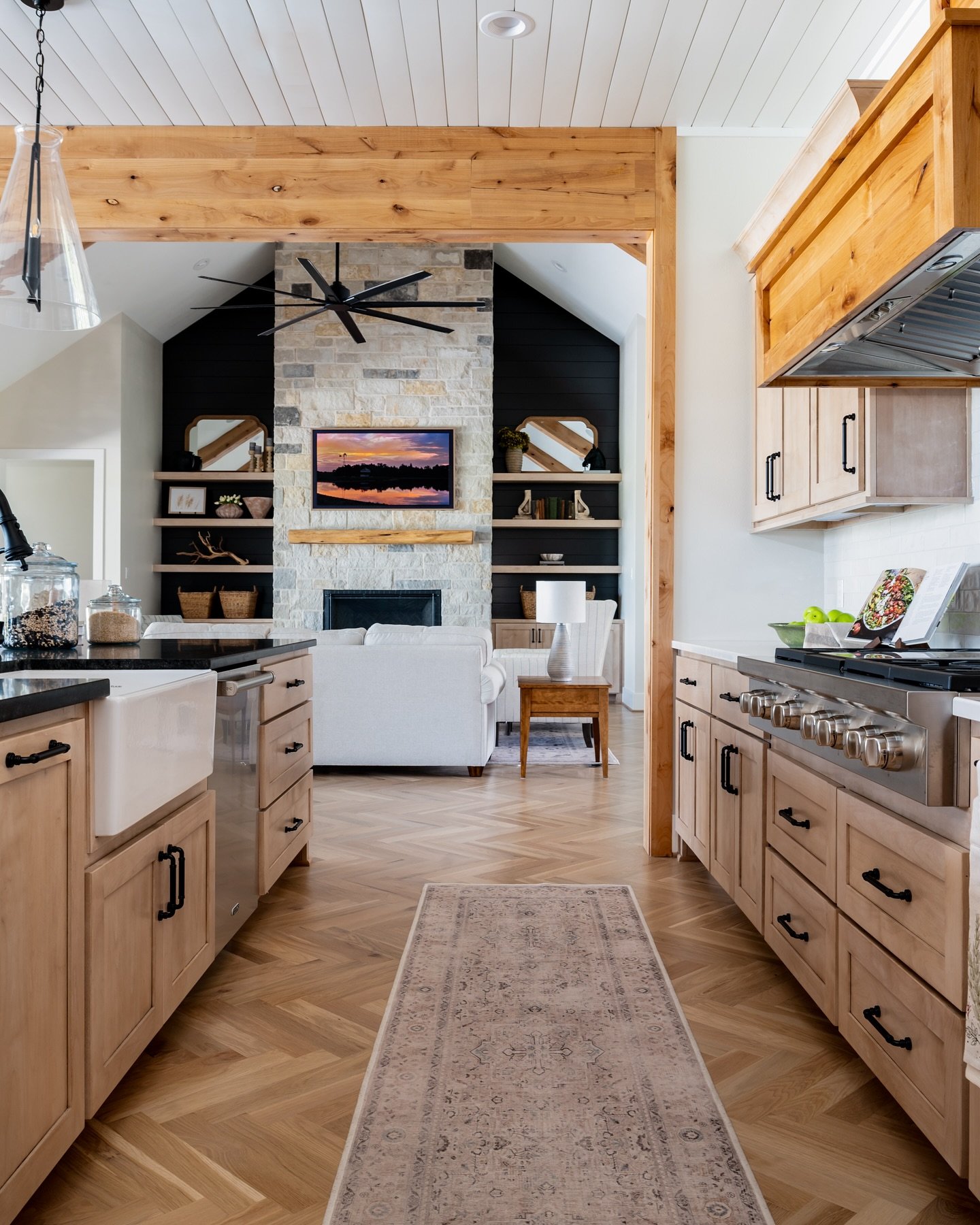 Hello, weekend 😍
Our #Restful#ranch open-concept kitchen and cozy living space is giving all the Friday feels. Warm wood tones, a stunning stone fireplace, and that perfect blend of modern and rustic farmhouse charm.

Who else is ready to cook, gath
