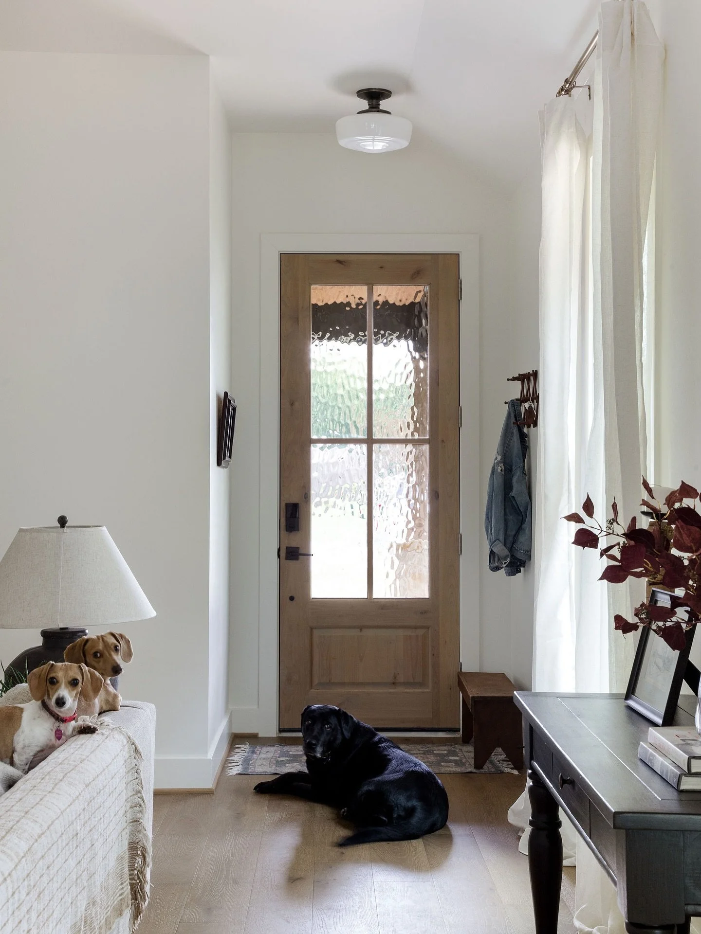 ✨Saturday Spotlight: The Pecan Cottage &mdash; where charm meets comfort under one beautiful roof. See more of their beauty on our website. Link in our bio 🤍

Photography @gracelairdphotography 

#autumnvibes #texasbuilder #designbuild #loveyourhome