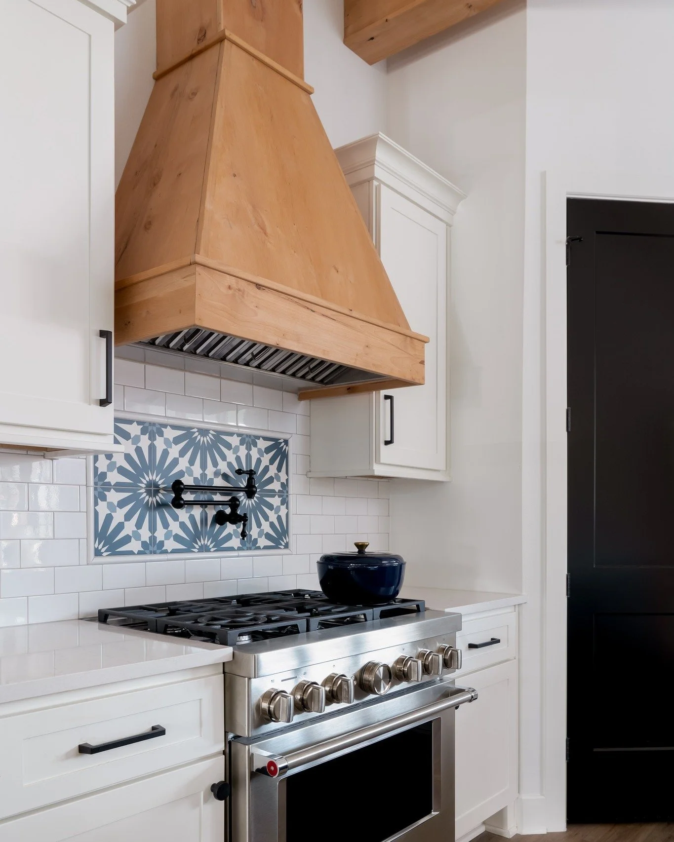 ✨Saturday Spotlight: Meet the Willow Modern Farmhouse. With it's airy layout, and farmhouse inspired details, this home is made for relaxing weekends and lasting memories.

Photography @ellenreneephotos 

#modernfarmhouse #texasbuilder #customhome #l