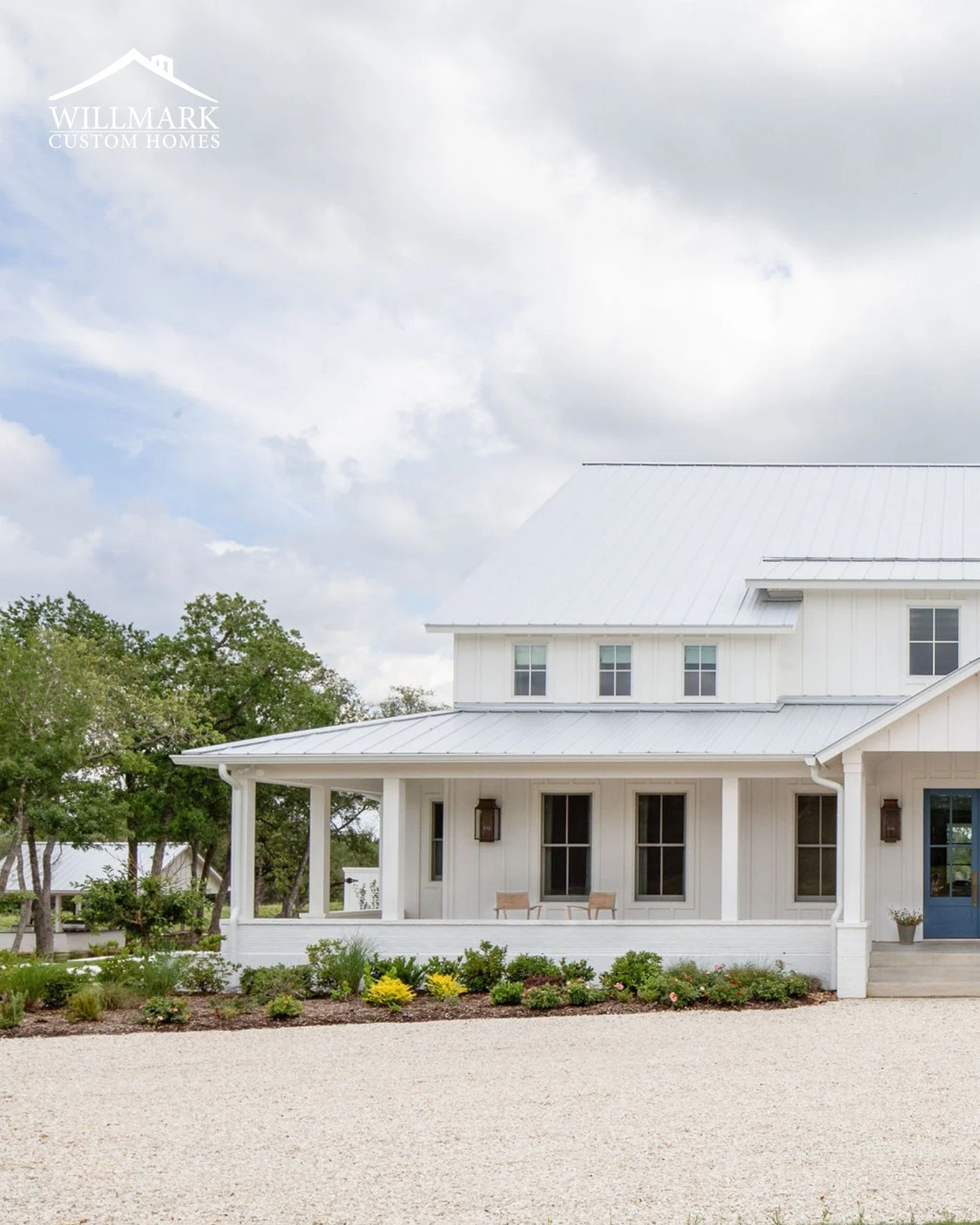 ✨Saturday Spotlight: Round Top Manor
Timeless design, so much character. A classic white home that feels both refined and welcoming. See more of their beauty on our website. Link in our bio 🤍

 #texasbuilder #designbuild #loveyourhome