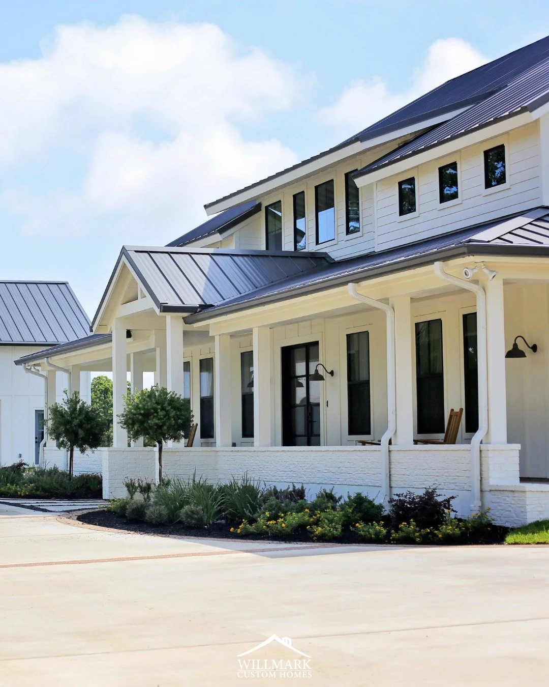 Saturday Spotlight: The Modern Manor 🤍🌿A stunning all-white exterior paired with sleek, modern lines makes this home feel bold yet timeless. The expansive back porch creates the perfect space for relaxing or entertaining, blending indoor comfort wi