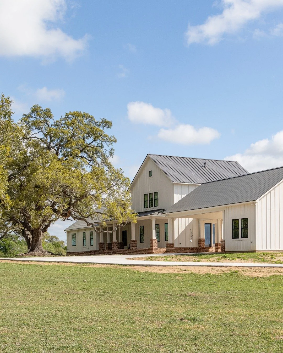 Saturday Spotlight NEW PROJECT REVEAL: Scattered Oaks 🌳

Our Scattered Oaks project is a custom 4,000 square foot modern farmhouse designed to capture the views of the lakes and grand oak trees on the property. Click the link in our bio for the full