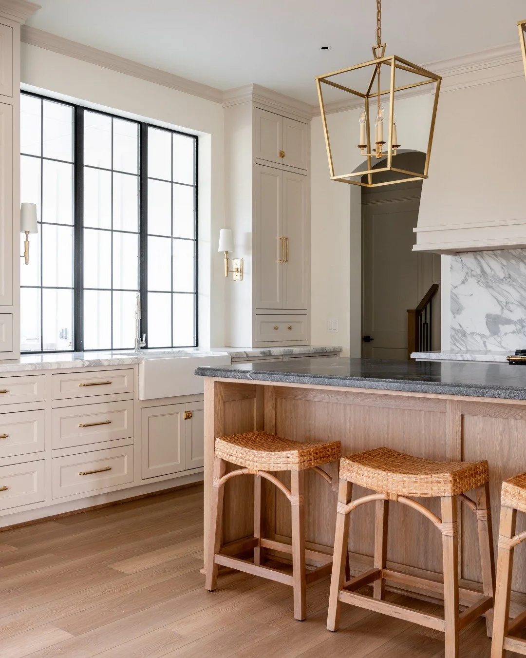 Saturday Spotlight: The Sycamore House 🤍✨
Timeless charm meets modern elegance in The Sycamore. With its beautiful white barn-inspired exterior, warm gold accents, and stunning marble countertops, this home perfectly balances classic design with ele