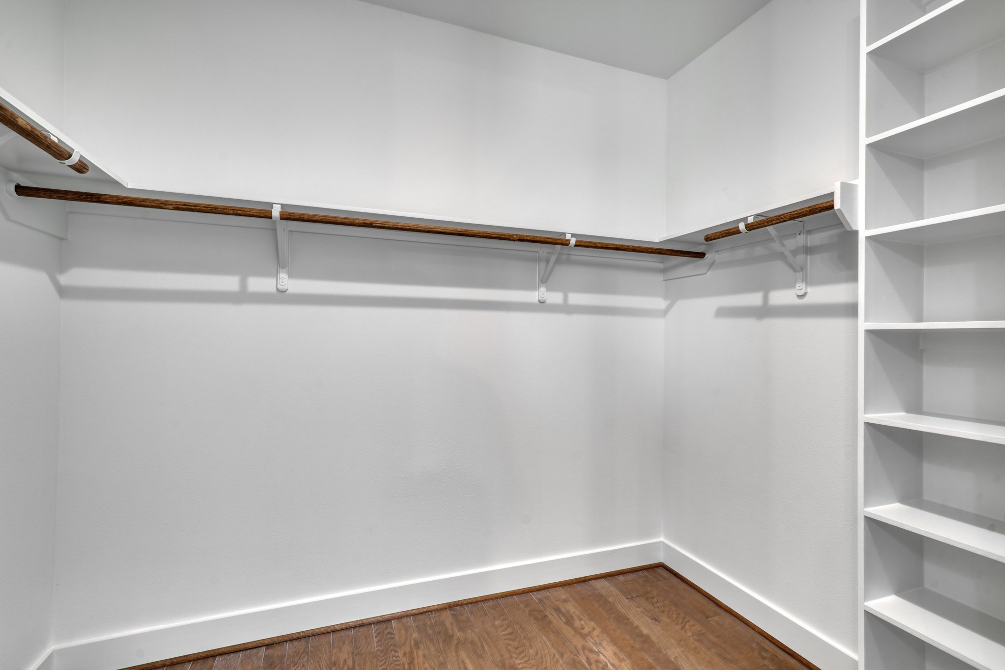 33-PRIMARY CLOSET.jpg