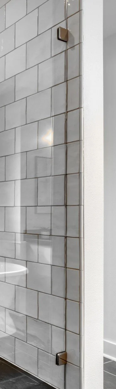 32-PRIMARY BATH JOLLY EDGE.jpg