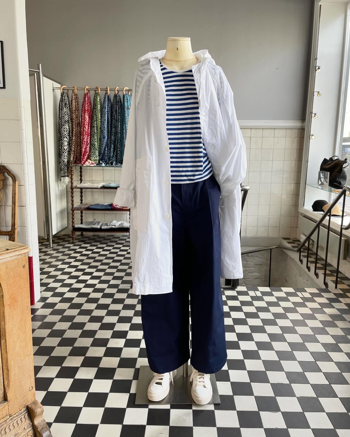 Striper og sommer h&oslash;rer sammen! 🐝 Fresht antrekk fra Sofie D&rsquo;Hoore, Casey Casey og Majestic Filatures. Sneakers fra Moma