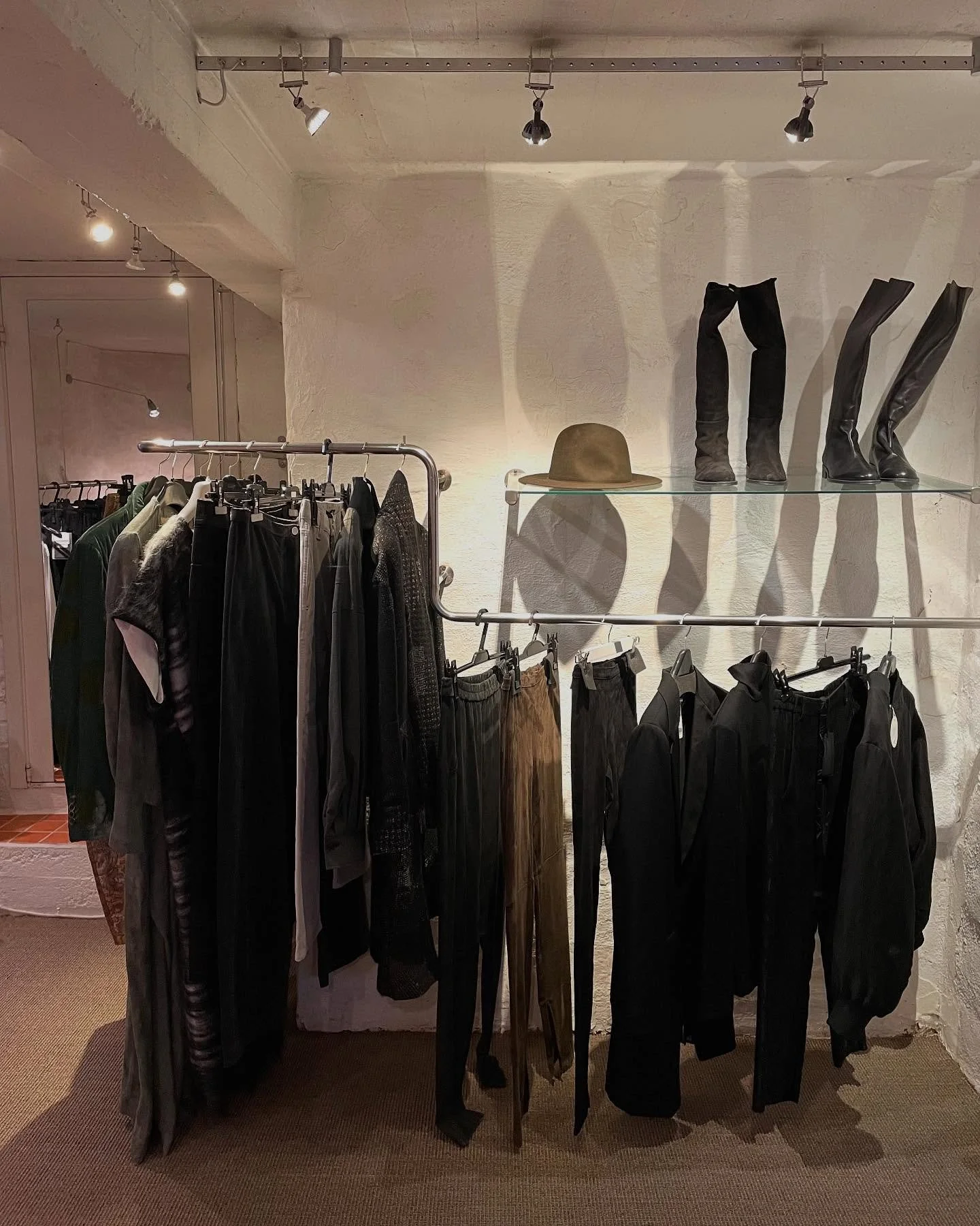 Endelig! N&aring; er underetasjen &aring;pen igjen og fylt med flotte h&oslash;stvarer til hyggelige priser 🍂🍁 Velkommen!