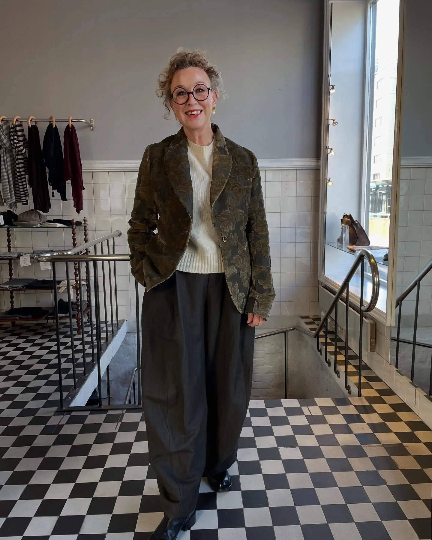 Et fantastisk flott antrekk fra Uma Wang 🍂🍁 M&oslash;nstrete jakke i velour, i gr&aring; og gylne toner, og gr&aring; bukser i ull og lin. St&oslash;vler med h&aelig;l fra Moma.