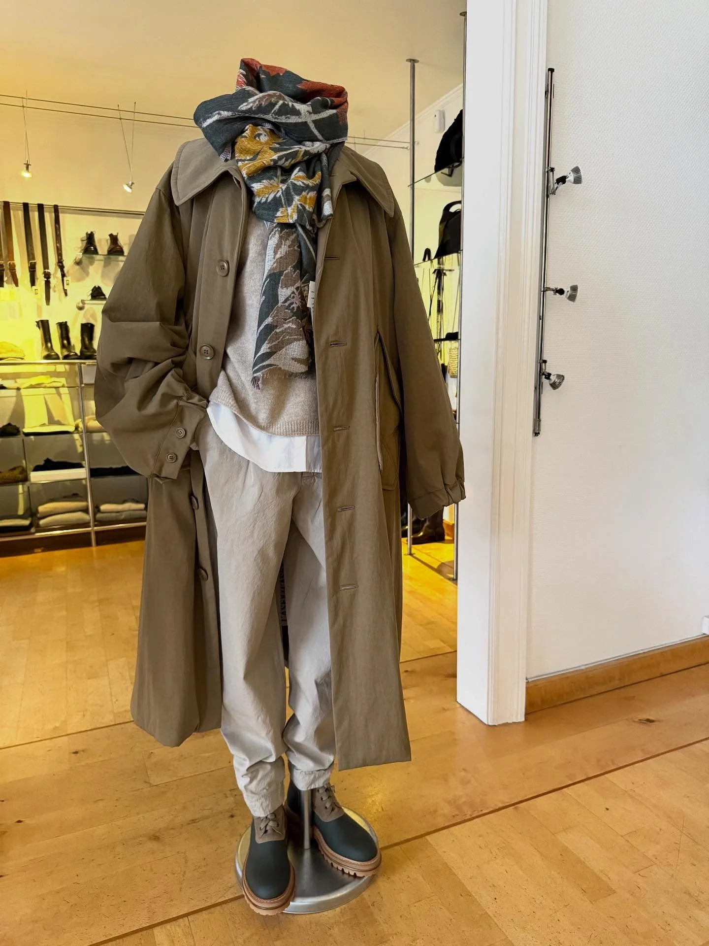 En h&oslash;stlig miks 🍂 Bukse fra Casey Casey, skjorte Robert Friedman, ullgenser Pas de Calais, skjerf &Eacute;pice, st&oslash;vler Elia Maurizi og frakk fra Y&rsquo;s