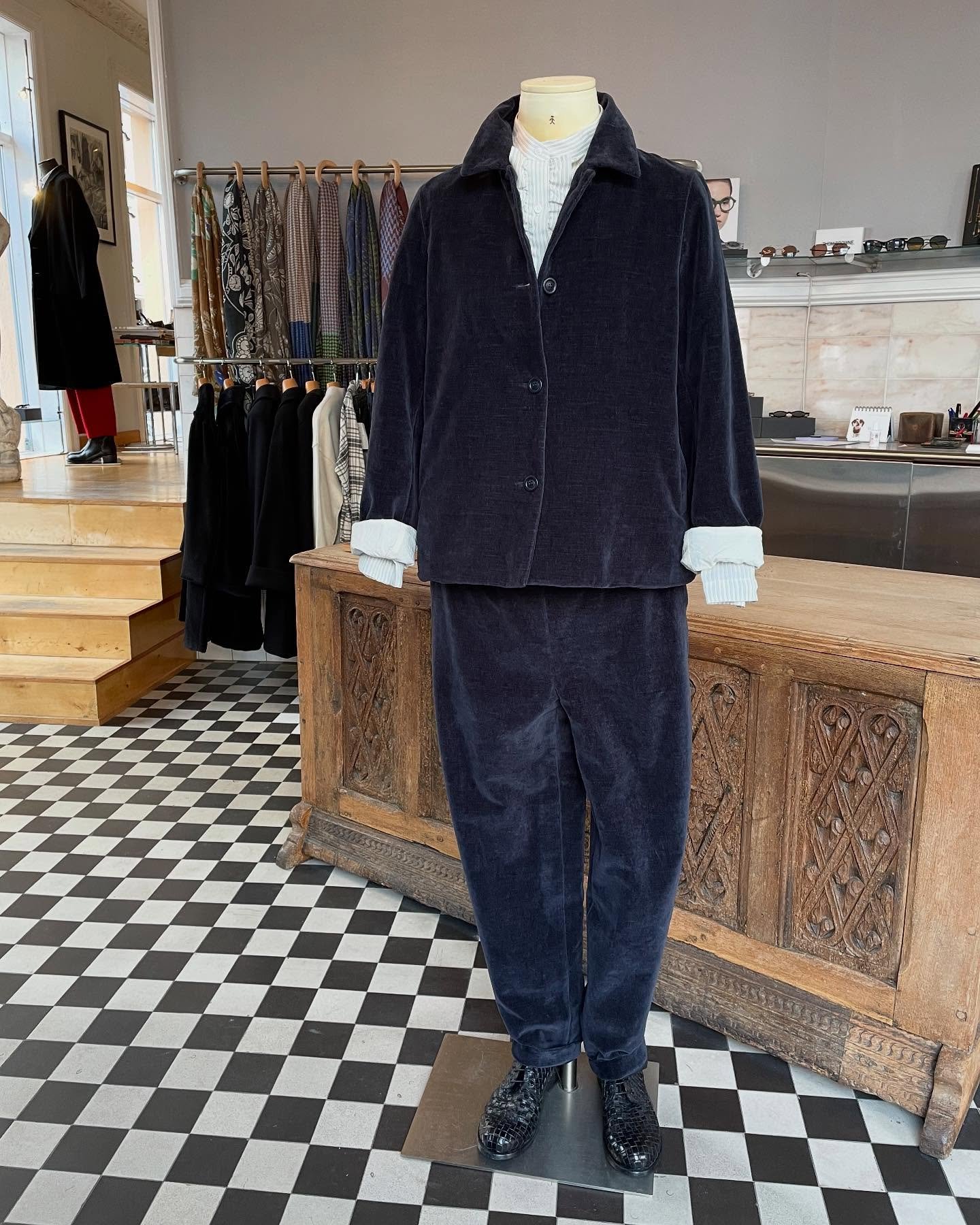 Kledd til f&oslash;rjulshygge 🌺 Lett pyntet bukse og jakke i bl&aring; velour fra Casey Casey, skjorte fra Lis Lareida.