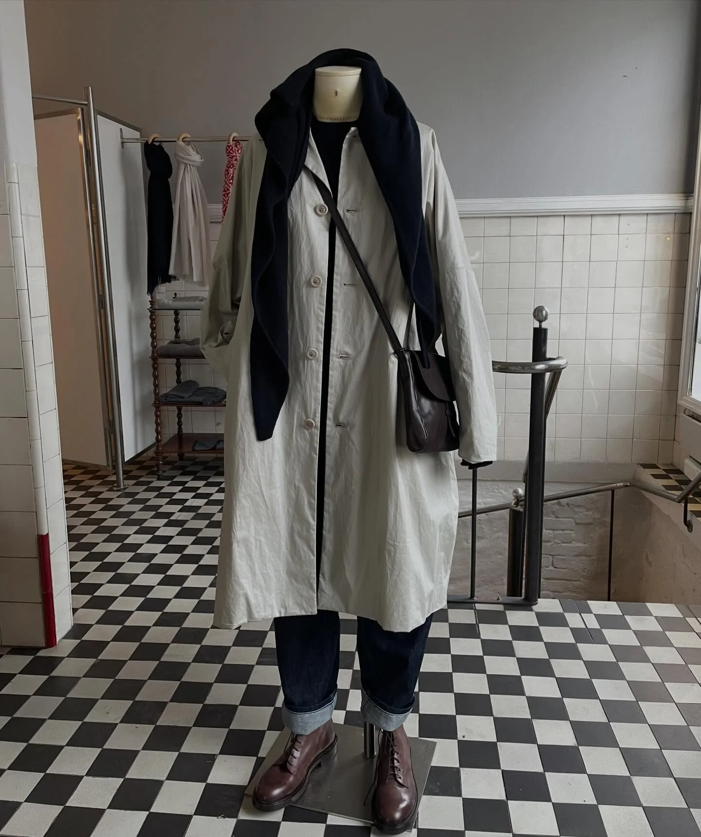 V&aring;rlig antrekk - lys frakk og jeans fra Casey Casey, strikk fra Sofie D&rsquo;Hoore, veske Massimo Palomba og st&oslash;vler Elia Maurizi 🌱