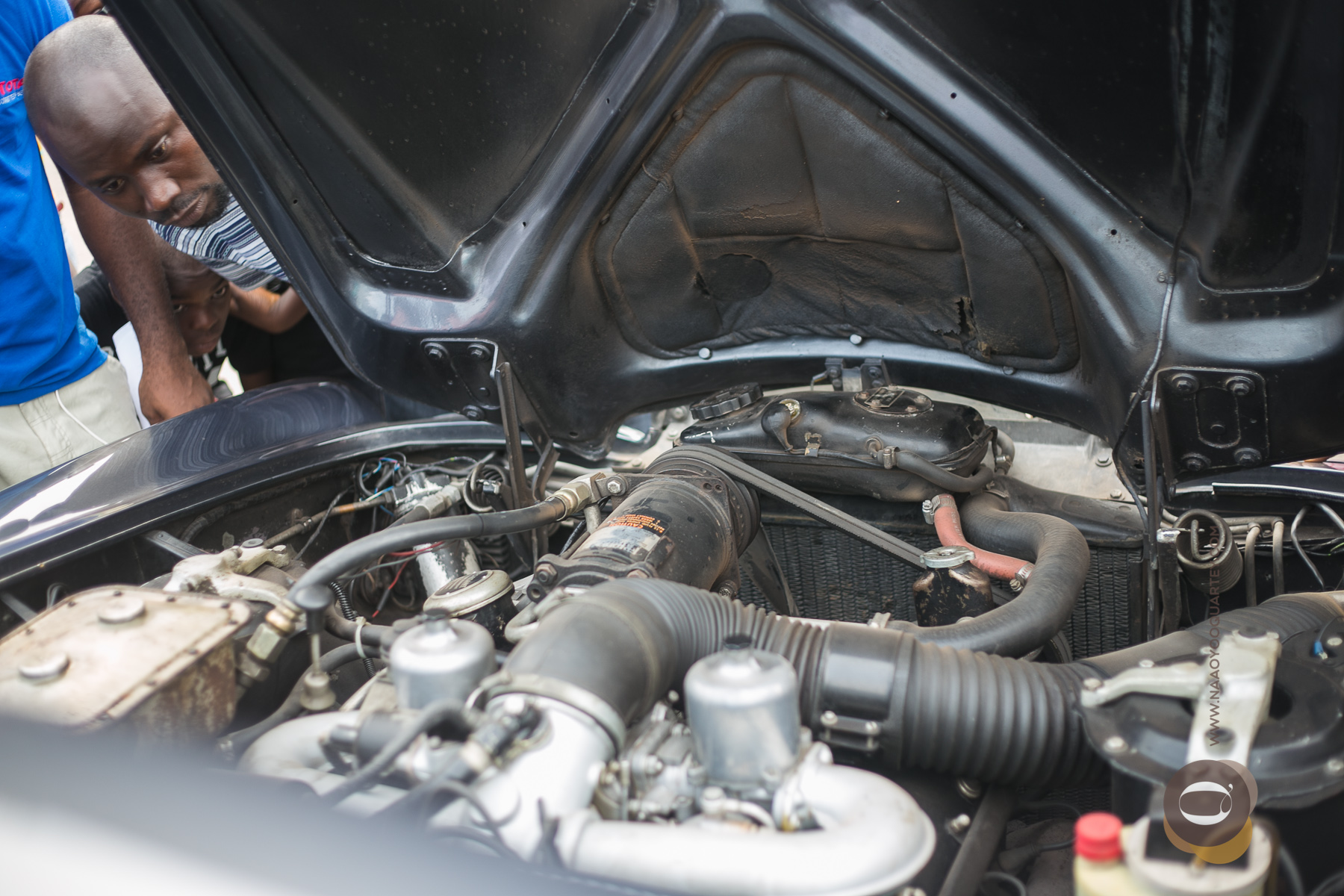 PEERING UNDER THE HOOD OF ROLLS ROYCE SILVERSHADOW
