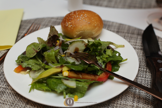 Green salad & bread roll