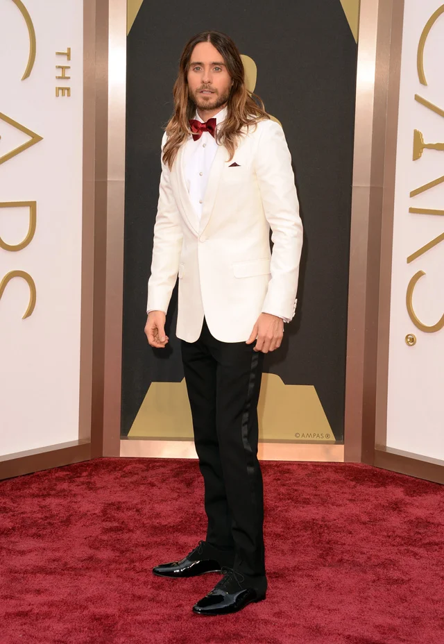 Jared Leto also decided to wear a white/cream colored jacket but added a splash of red. 
