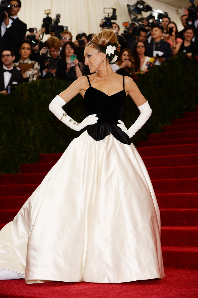 Sarah Jessica Parker looks absolutely stunning in Oscar de la Renta.