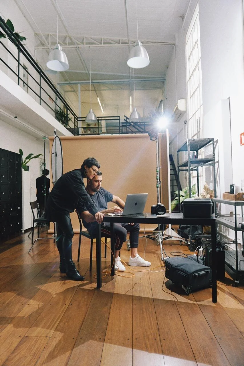 EDIÇÃO E TRATAMENTO DE IMAGENS DE BELEZA