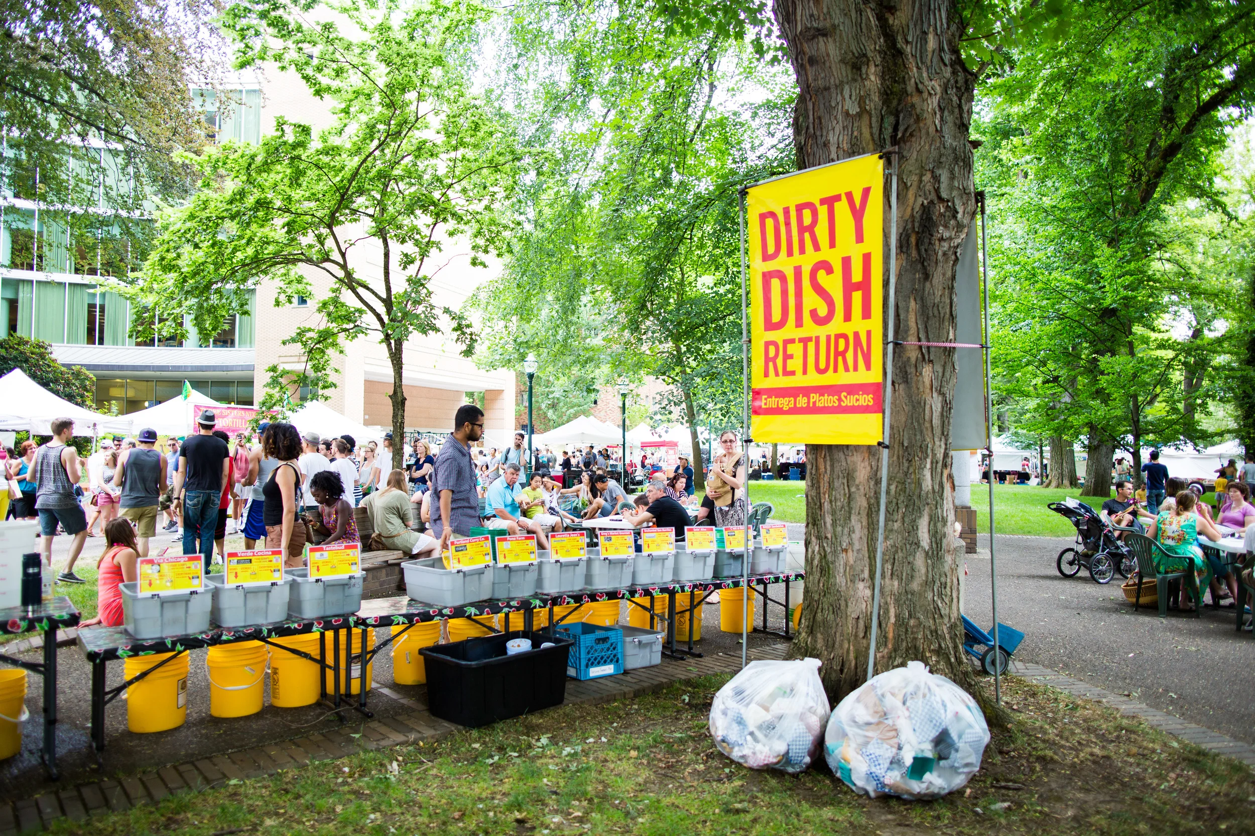 All food vendors serve their food on real dishes and with real silverware. When finished, diners return the dishes to their designated bin of soapy water. A terrific way to reduce waste. As you can see only two bags collected at this spot and the market is in its 3rd hour. 