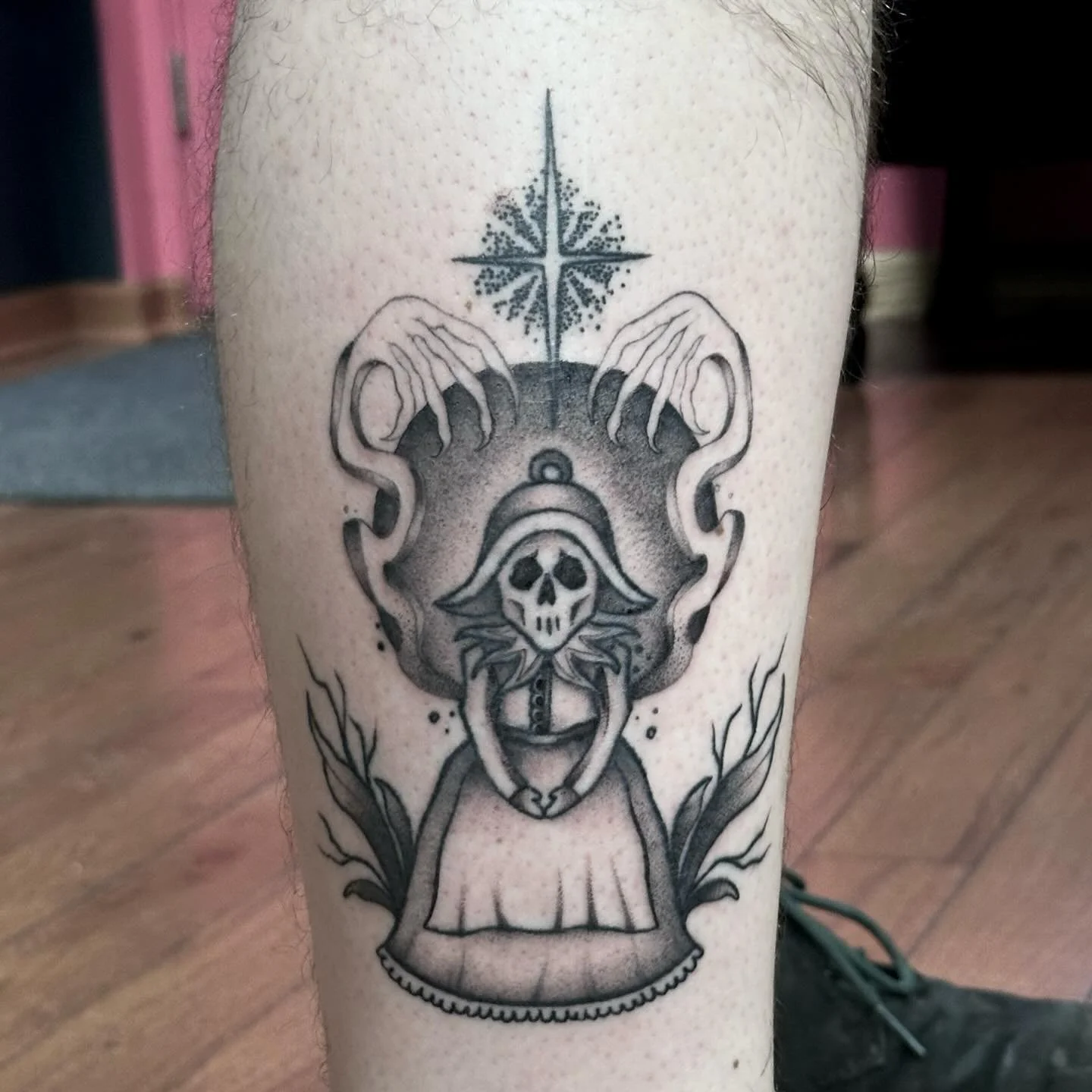 more bones to sort
.
.
.
.
#blackandgreytattoo #overthegardenwall #overthegardenwalltattoo #theringingofthebell #lornaotgw