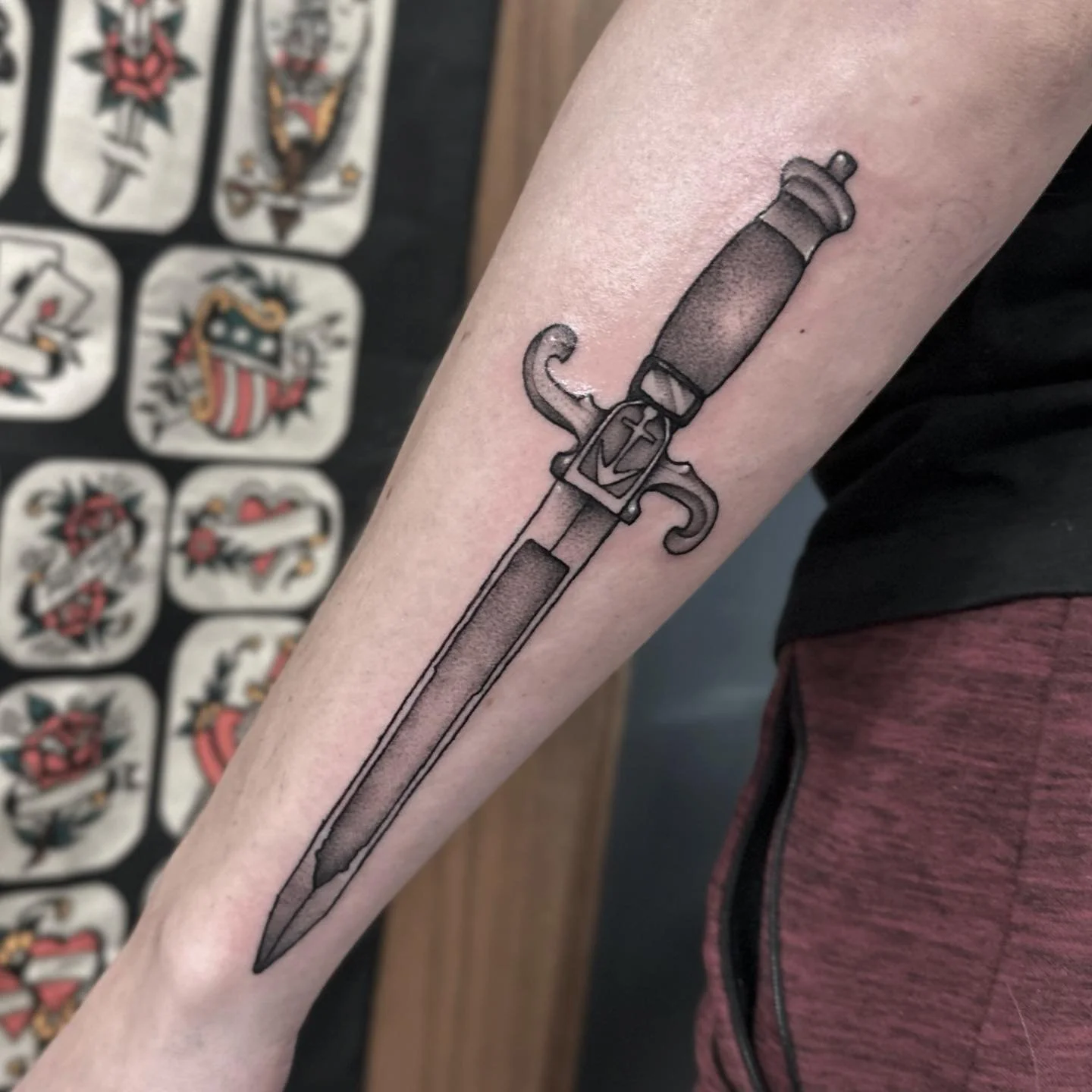 dagger for torrence! thank you so much 🗡️ 🩶