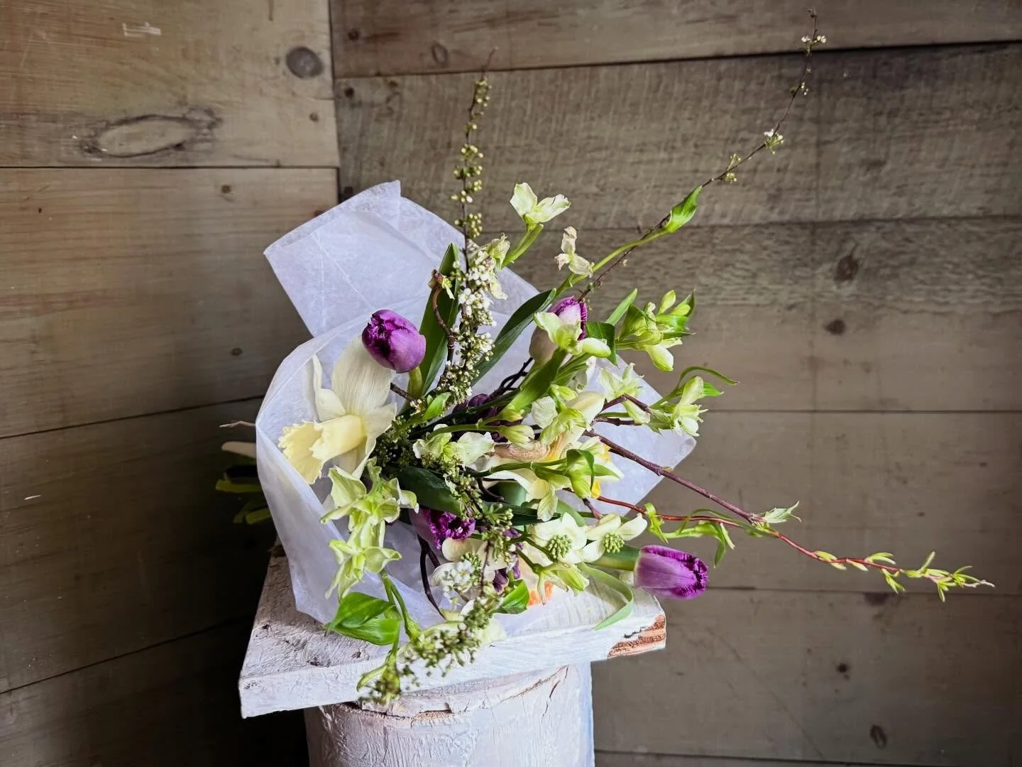 Delivery! The #springequinox has arrived!

#localflowers #gardenerflorist #gardentovase #fieldtovase floraldesign