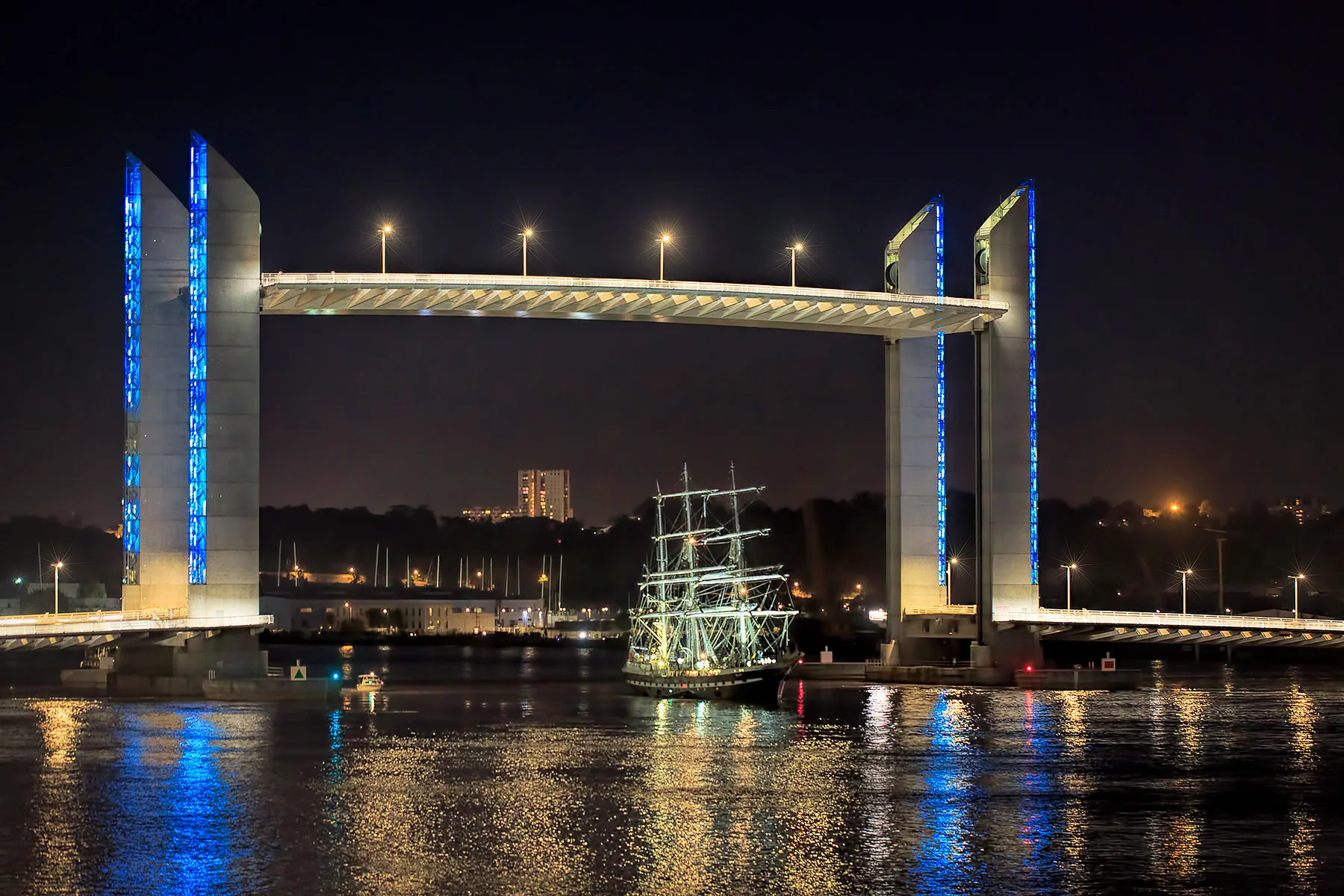 Passage du Belem sous le pont Chaban Delmas