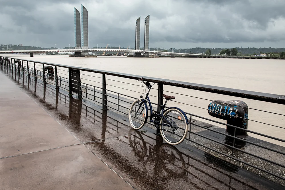 Les quais de Bordeaux sous la pluie