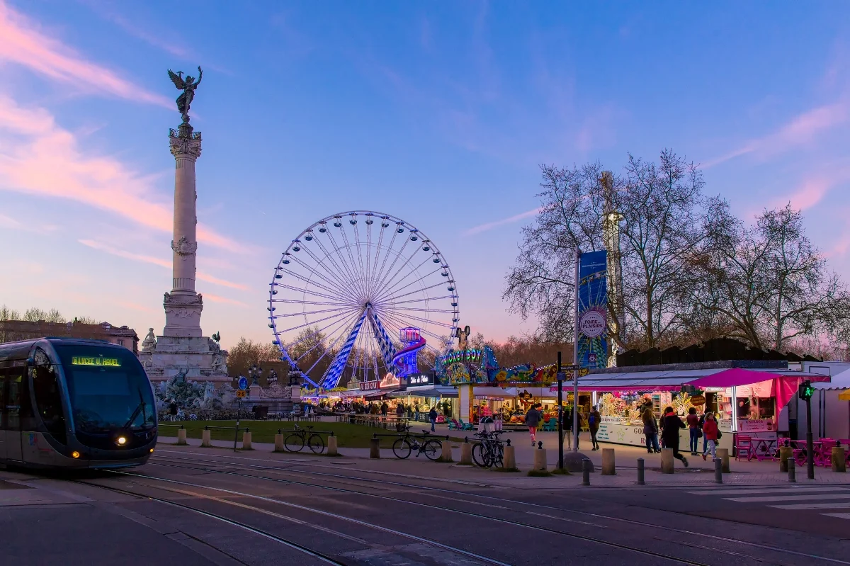 Coucher de soleil sur la foire aux plaisirs à Bordeaux