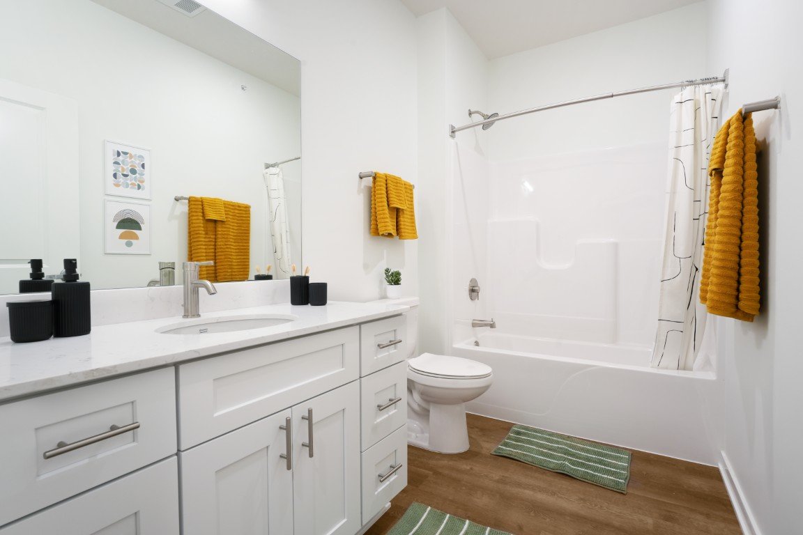 GretnaLandingBathroom (Medium).jpg