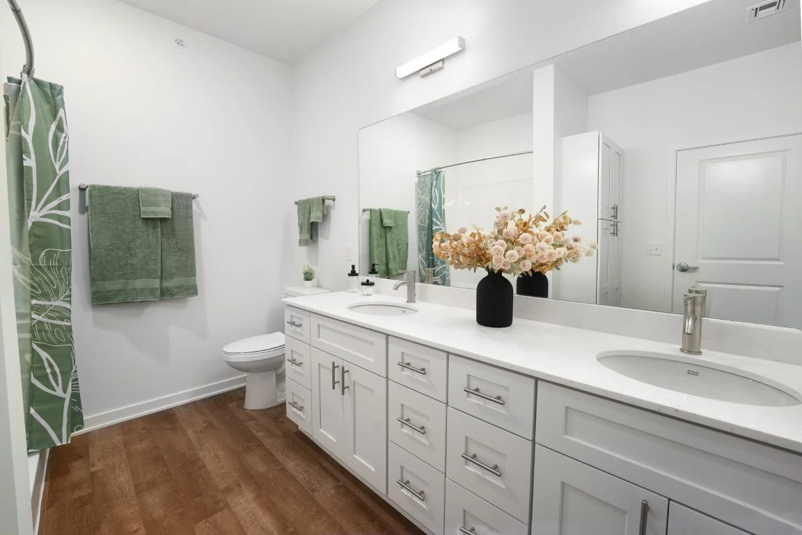 GretnaLandingMasterBathroom (Medium).jpg