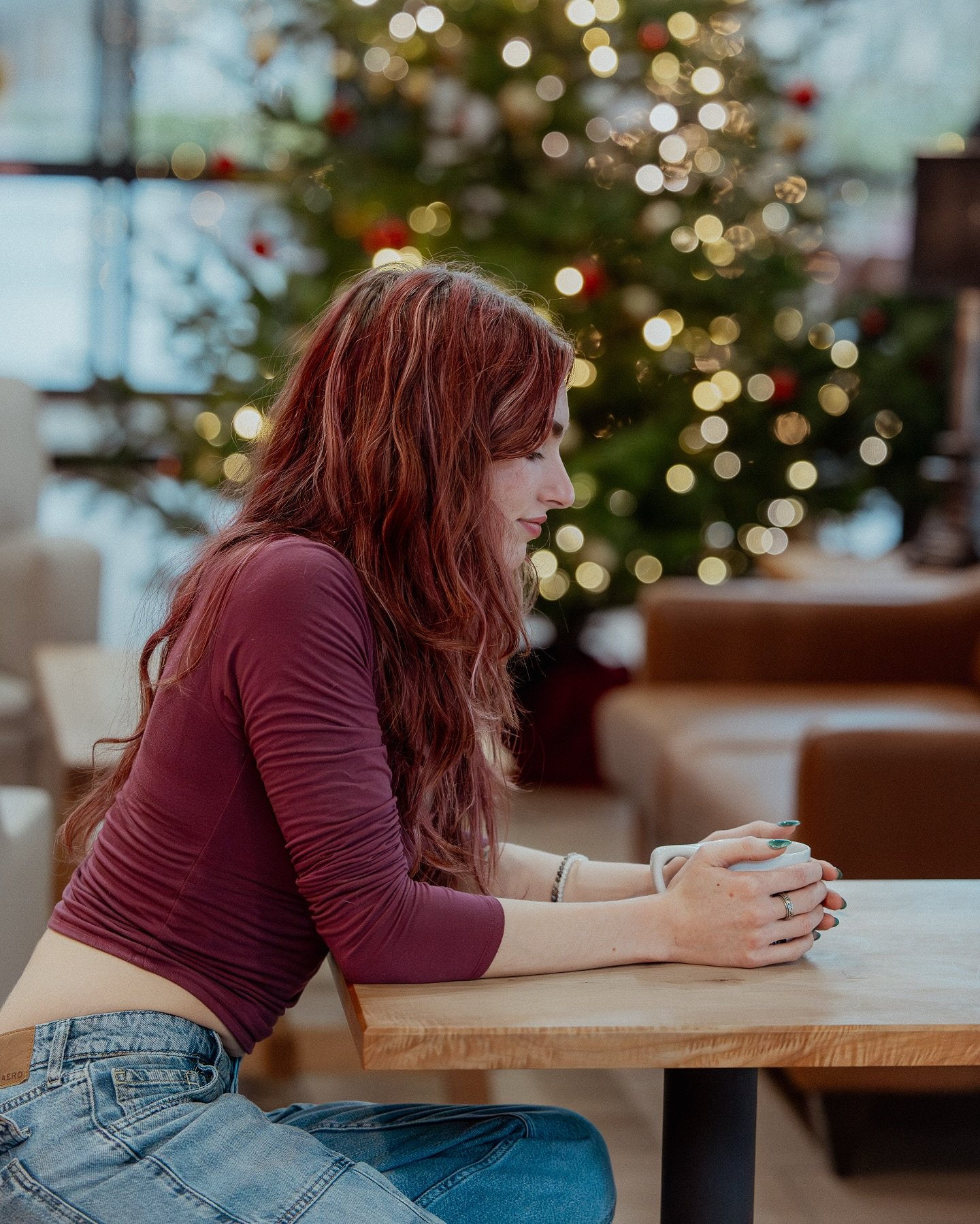 There&rsquo;s still time to cozy up next to the Christmas tree with a coffee! 🎄✨ We&rsquo;re here every day from 7 AM to 8 PM to meet your coziest of needs! 🥰

Heads up, though! On New Year&rsquo;s Eve, we&rsquo;ll wrap up early at 2 PM and we will