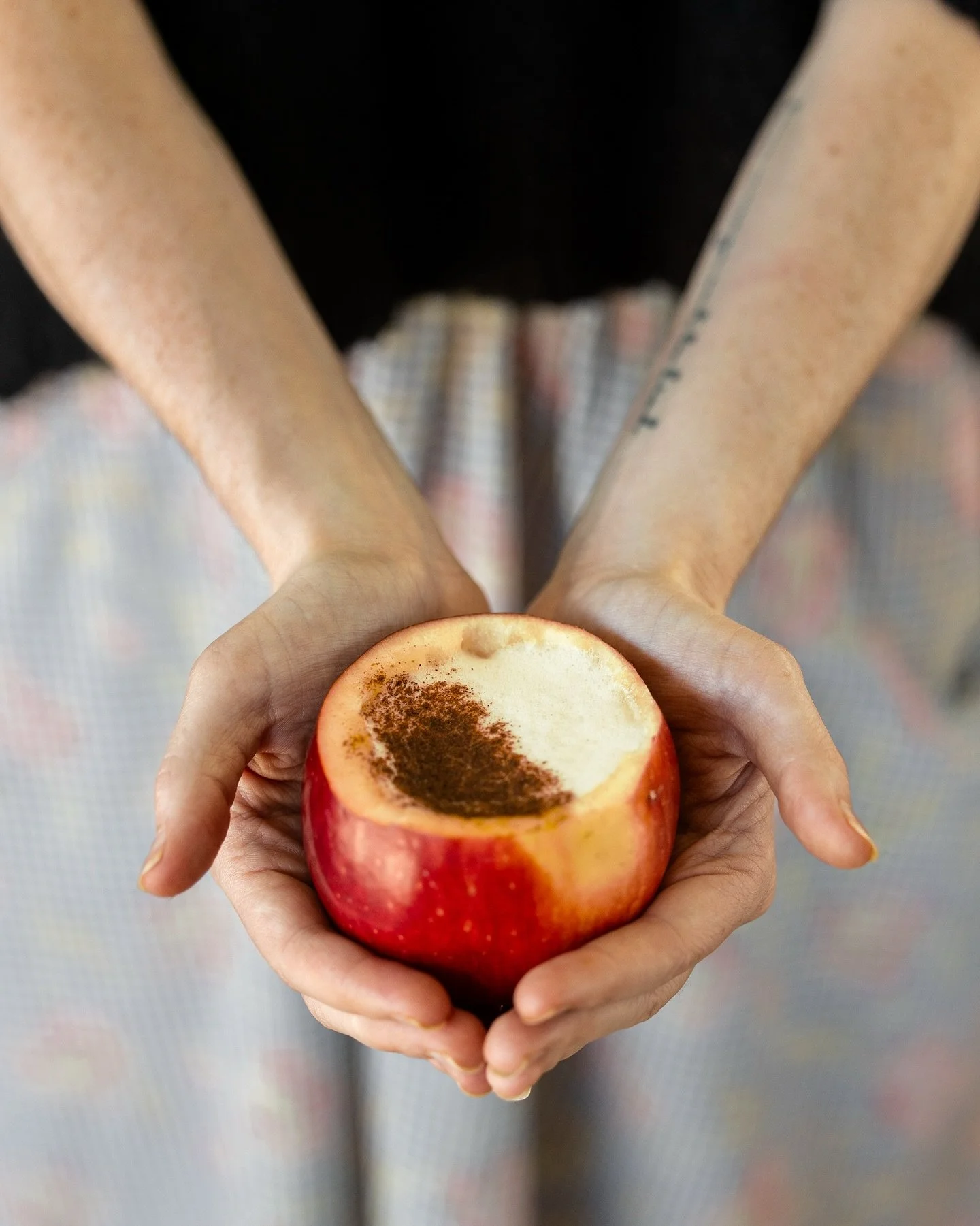 Come try our returning fan favorite, The Honeycrisp: an apple-esque tea latte 🍎! Would you believe us if we said this drink doesn&rsquo;t actually contain apple? Well Broadway, why call it that if it doesn&rsquo;t have apple? 🤔Great question and fo