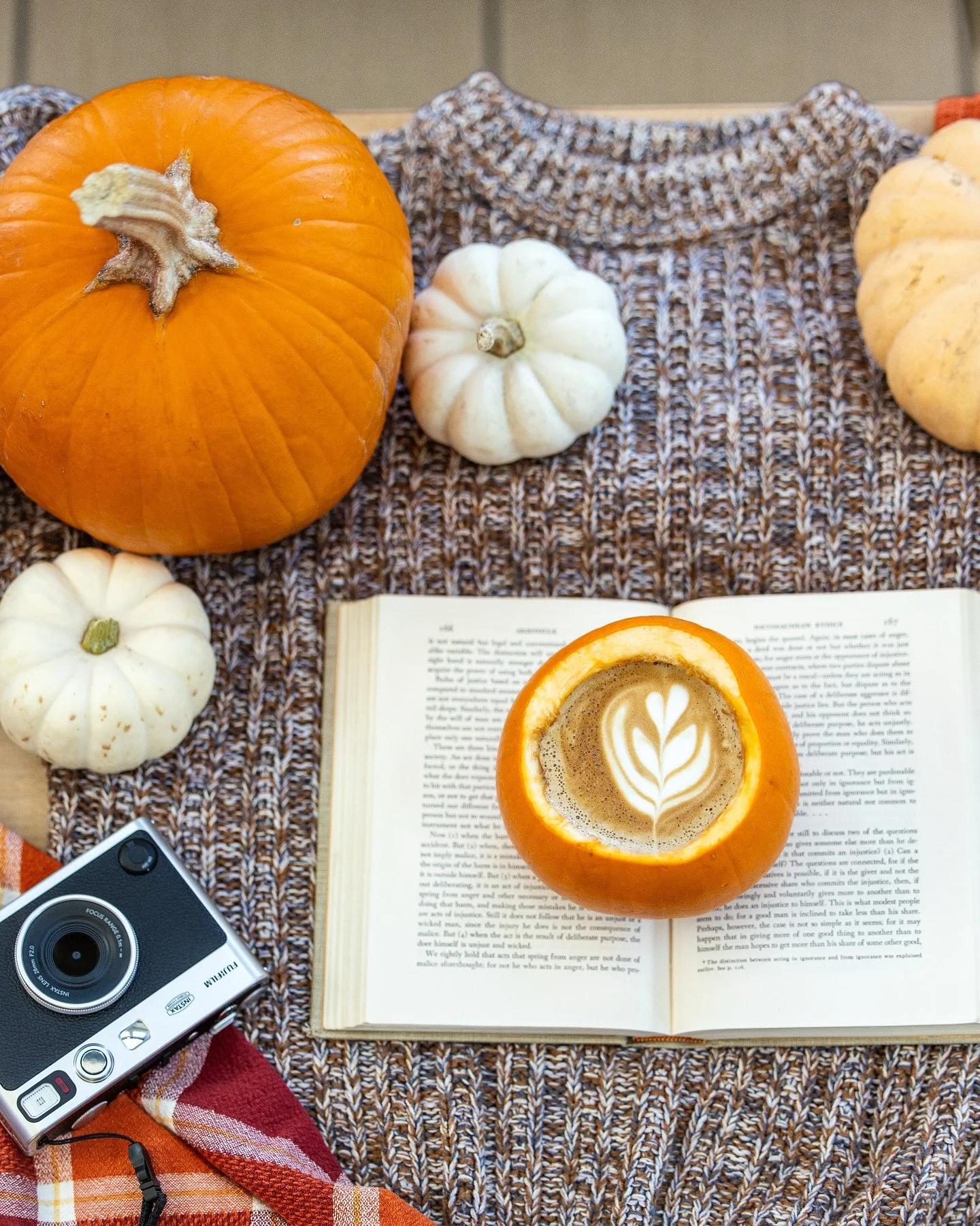 Pumpkin lovers unite! The Harvest Hollow is BACK!! 🎃🍁😮&zwj;💨 You told us last year how much you loved this pumpkin spiced latte and we listened👂. Packed full of fall spices, essence of sweater and blanket, and a touch of actual pumpkin, this gou