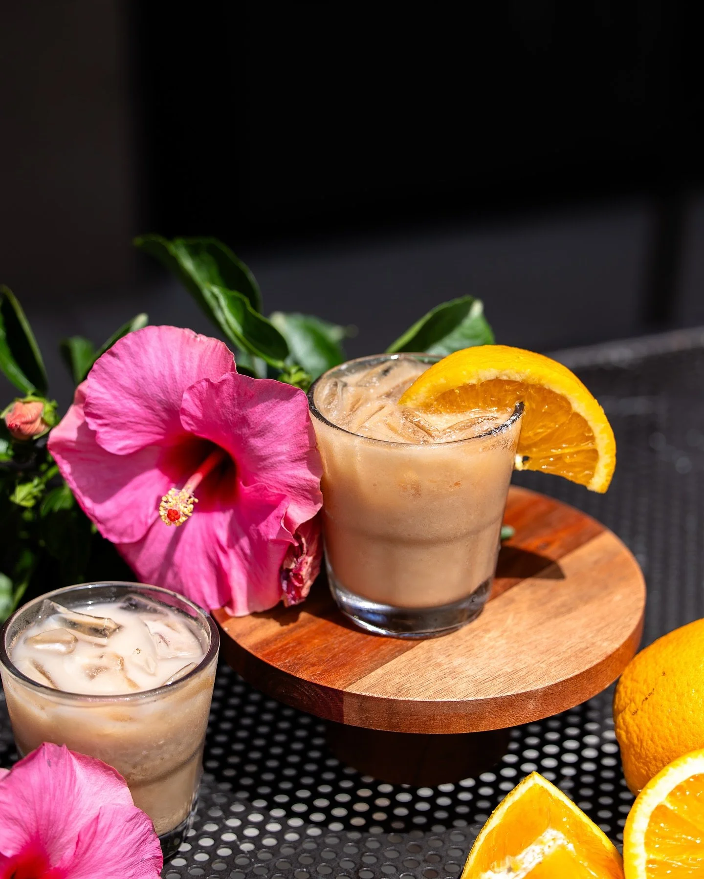 Picture this: you 🫵 + me 👉🥺👈, sunny skies 🌞, and a refreshing tea latte in hand. 🏖️🍹Sound a-peeling?? Well boy have we got a drink for you! Introducing the Pasadena 🍊🌺: a cheeky citrus tea latte with orange, bergamot, and hints of hibiscus. 