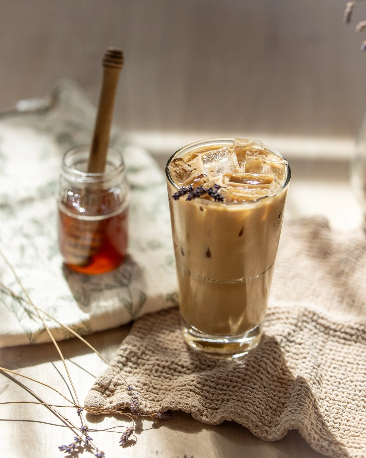 🍯🌸 MEADOWFOAM 🌸🍯

The Meadowfoam is back, bay-bee! 🐝 This sweet-as-honey latte is inspired by the Willamette Valley&rsquo;s own Meadowfoam honey! With notes of honey (obviously), lavender, and vanilla, it is a cult favorite for a reason! 🙌 Come