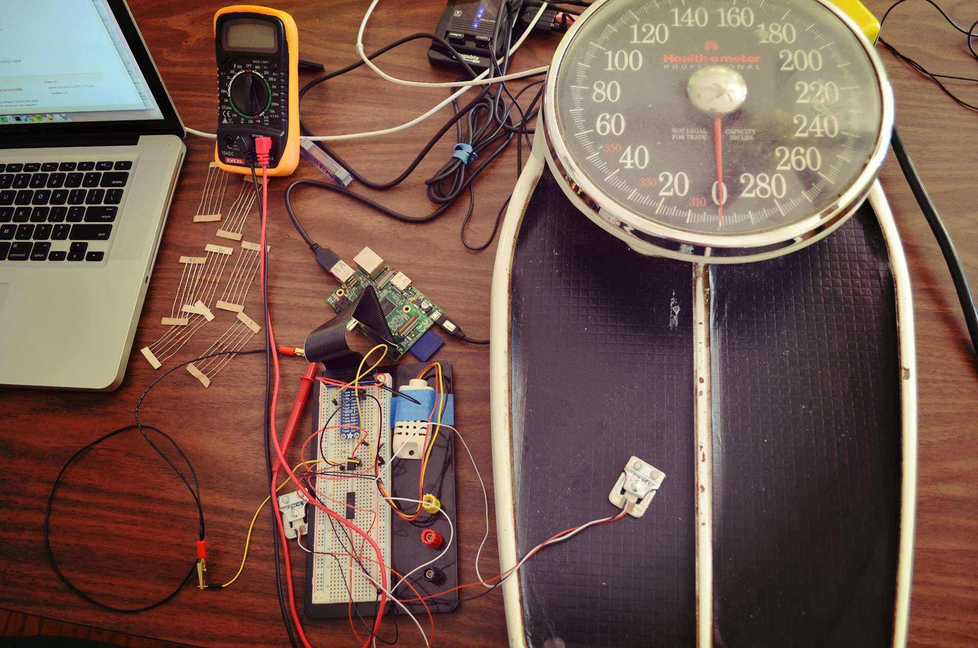 Circuit with weight sensor on scale to record reference points of analog voltage