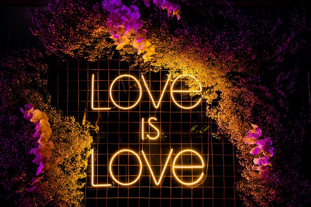 letrero-de-luz-neon-tendencias-2023-bodas.JPG