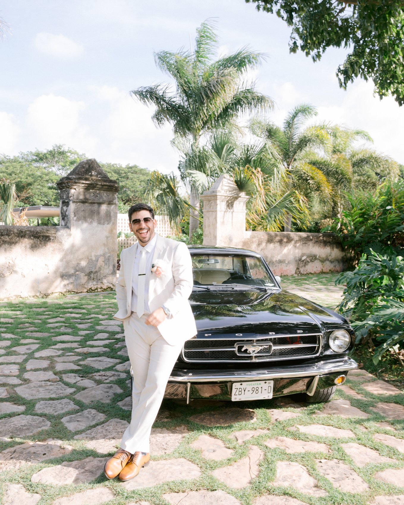 GROOM_POSING_IDEAS_FOR_WEDDING_PHOTO.jpeg