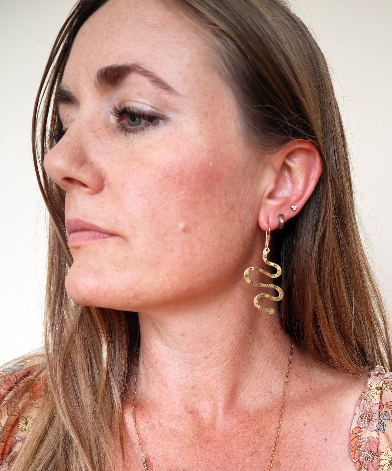 Multicolor stones leaf design medium size jumka earrings – Globus Fashions