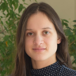 Clara Dallaire-Fortier détient un baccalauréat en Économie de l'Université McGill. Ses intérêts de recherche incluent l'économie écologique, l'économie sociale et l'histoire non occidentale. Au cours des dernières années, elle a travaillé dans différents milieux régionaux et s'est impliquée dans des groupes visant à diversifier la discussion économique. Notamment, en 2015, elle met en place la plateforme Main Visible, un espace de discussion plurielle et de démocratisation de l'économique. 