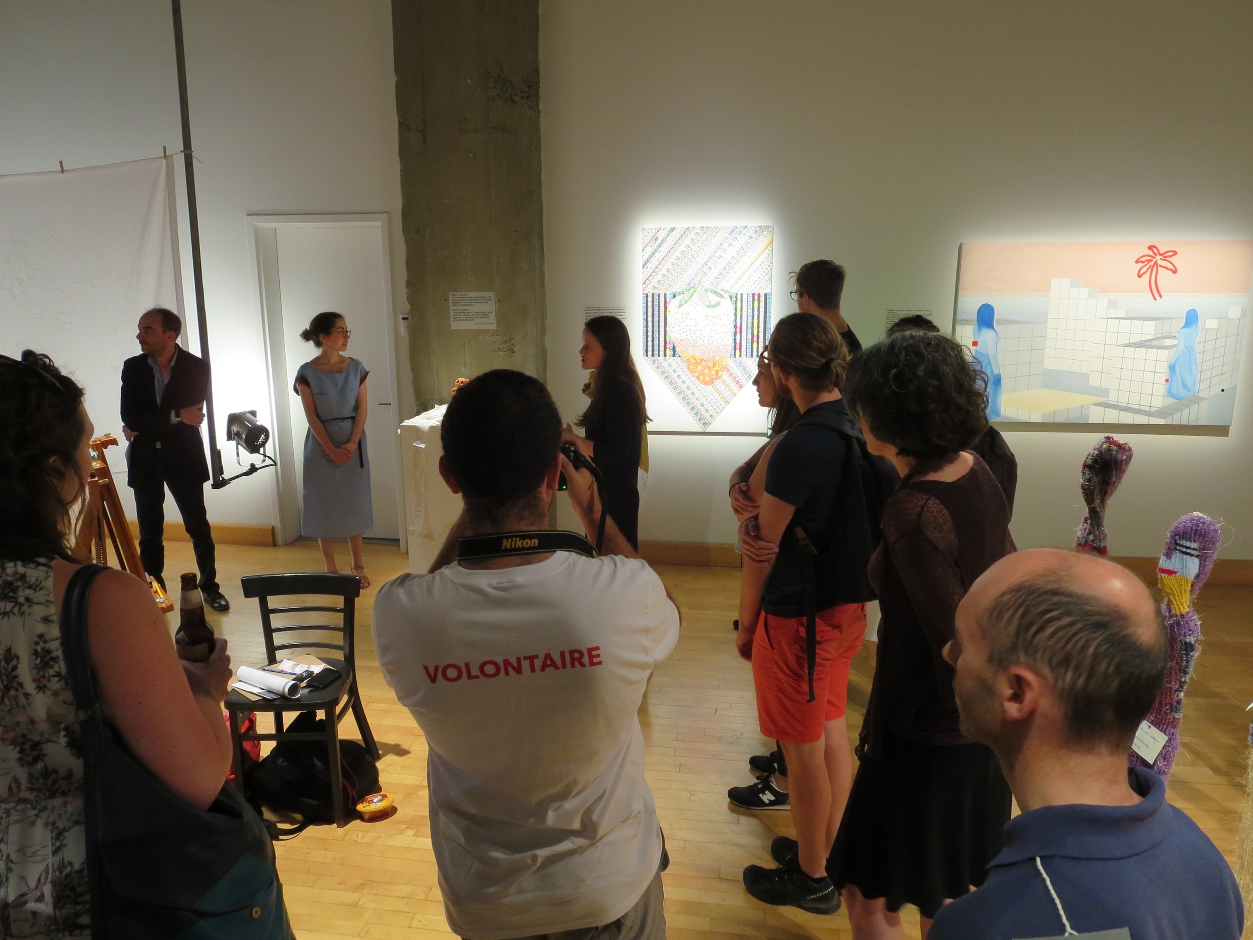 Présentation du projet lors du vernissage, avec le commissaire de l'exposition Ianik Marcil, en haut à droite.