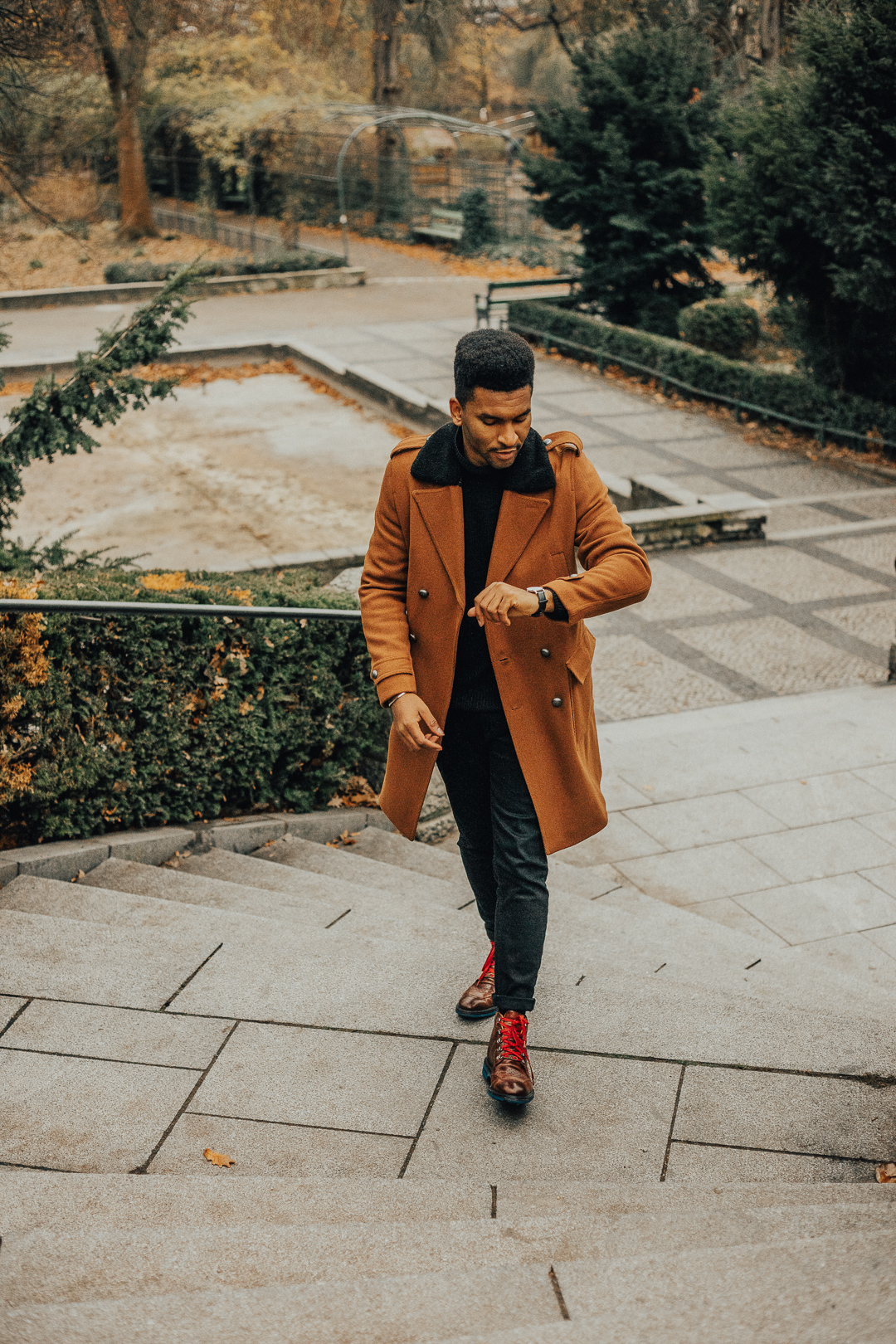Sug -Sean Travels to barcelona with Paula Potry, Tiia Potry and Seabastian