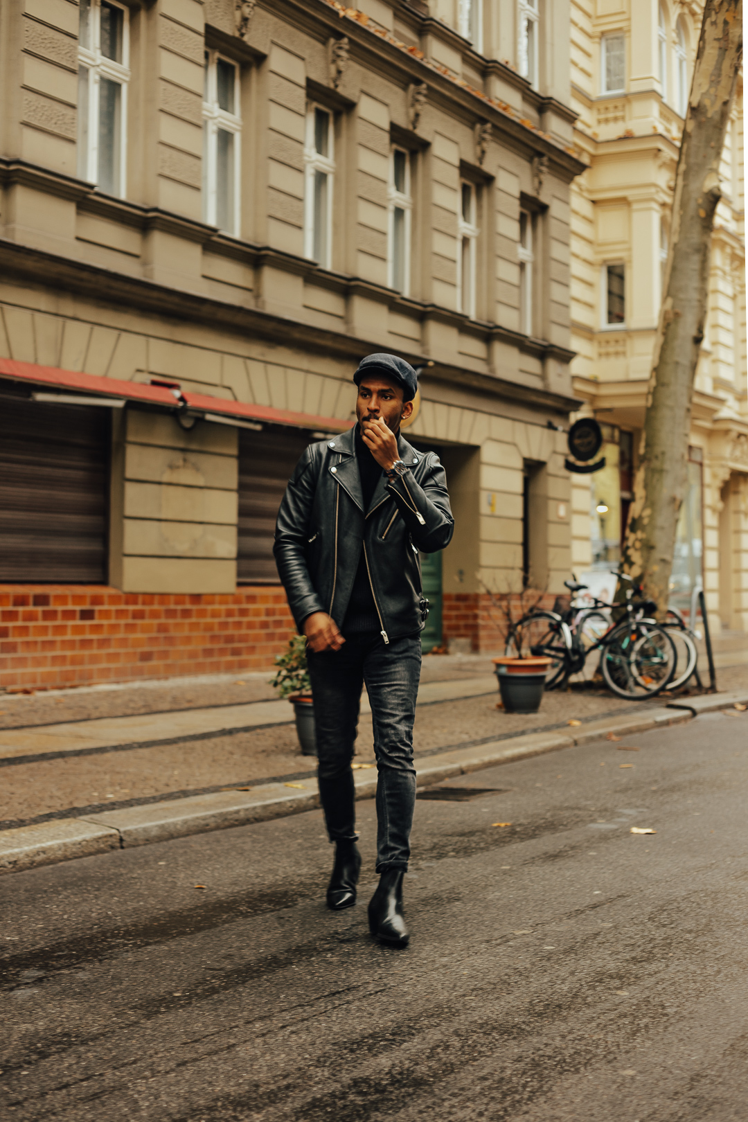 Sug -Sean Travels to barcelona with Paula Potry, Tiia Potry and Seabastian
