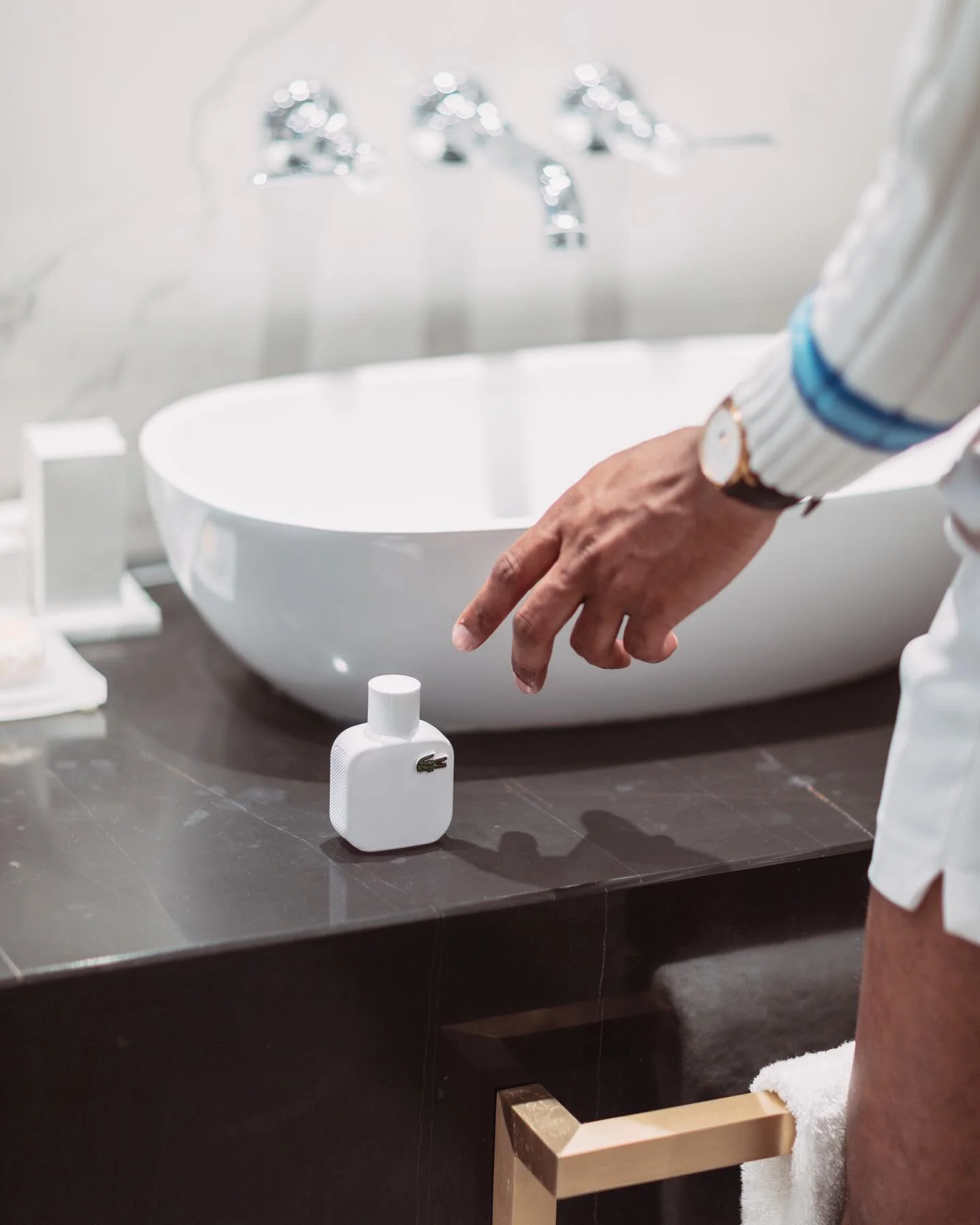 @lacoste L.12.12 Blanc Eau De Parfum, inspired by the iconic polo shirt, reveals a confident and agile masculinity. Reinvent the rules of the game thanks to the freshness of this woody-floral scent. Zesty finger lime and eucalyptus essence blend with